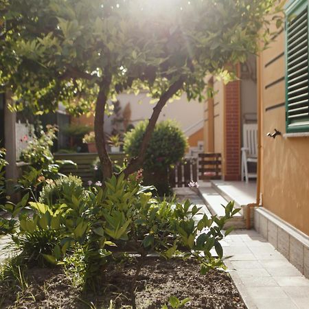 Rare Durres Apartment With Private Parking & Garden Luaran gambar