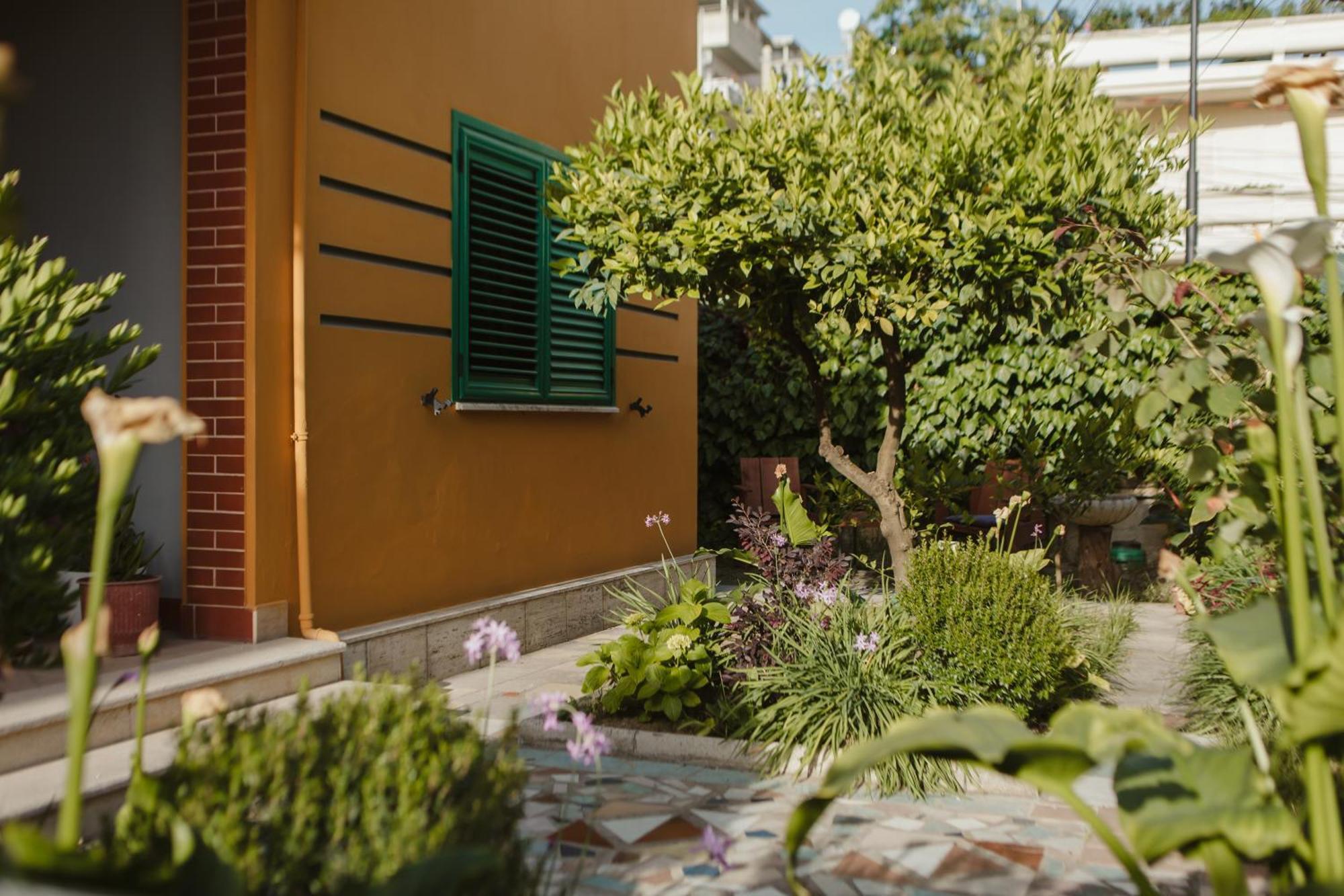 Rare Durres Apartment With Private Parking & Garden Luaran gambar